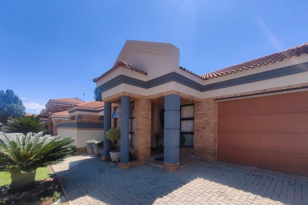 Spacious Townhouse in Grimbeeck Park! - Photo 2