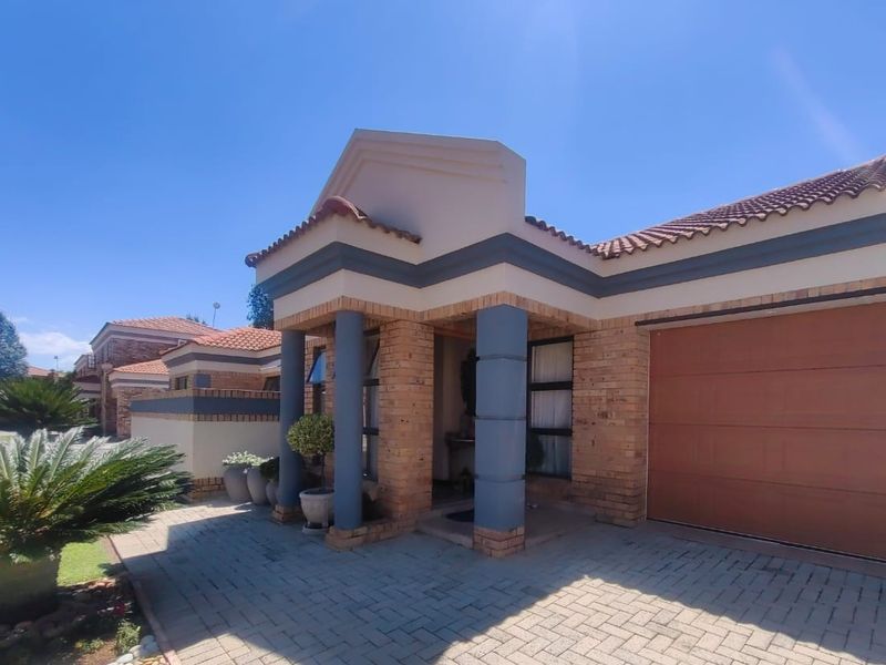 Spacious Townhouse in Grimbeeck Park! - Photo 2