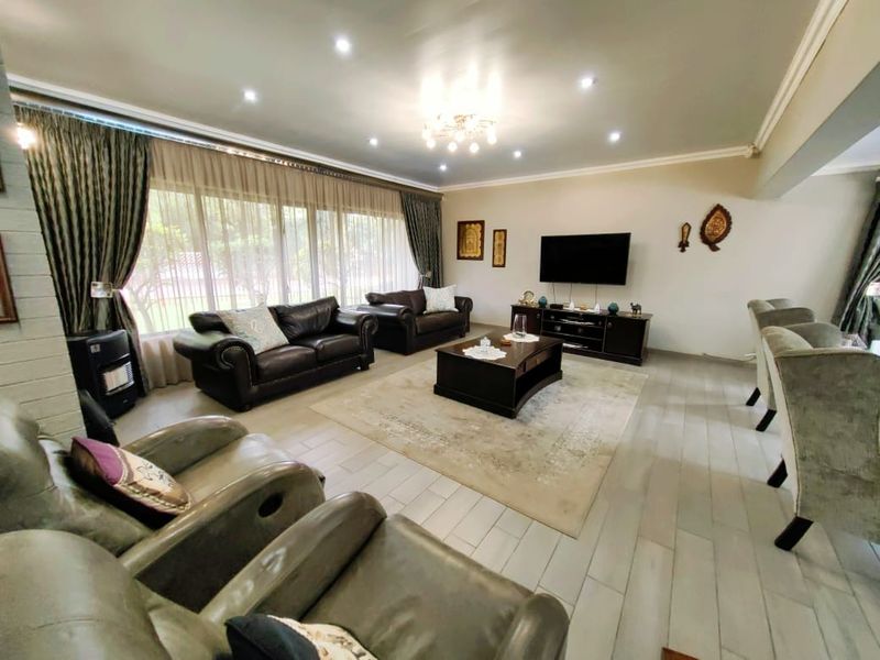 Family Home with a 2 Bedroom Flat in Grimbeeck Park! - Photo 3