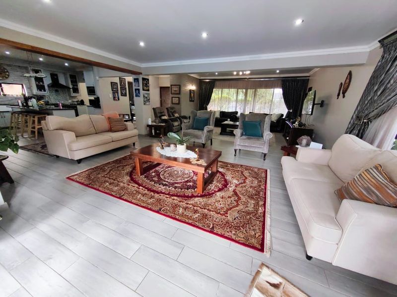 Family Home with a 2 Bedroom Flat in Grimbeeck Park! - Photo 5