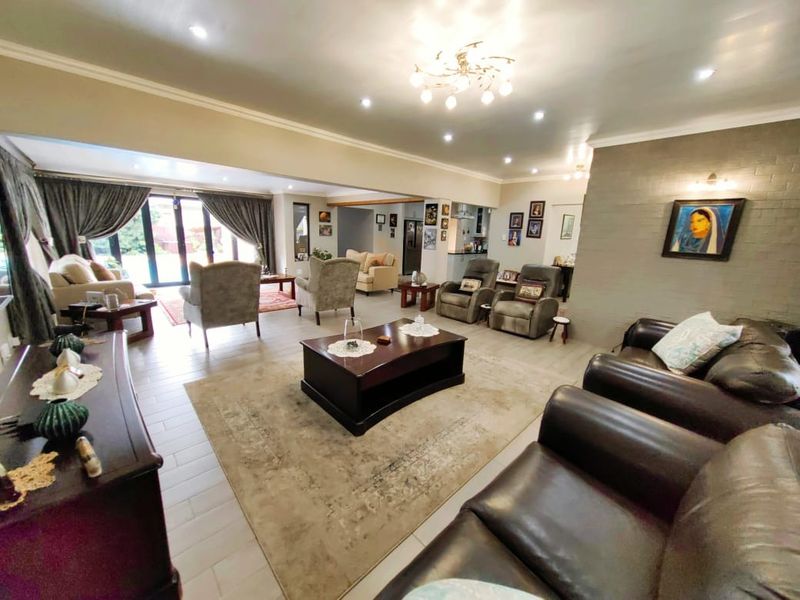 Family Home with a 2 Bedroom Flat in Grimbeeck Park! - Photo 4