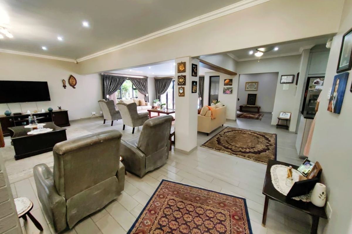 Family Home with a 2 Bedroom Flat in Grimbeeck Park! - Photo 2