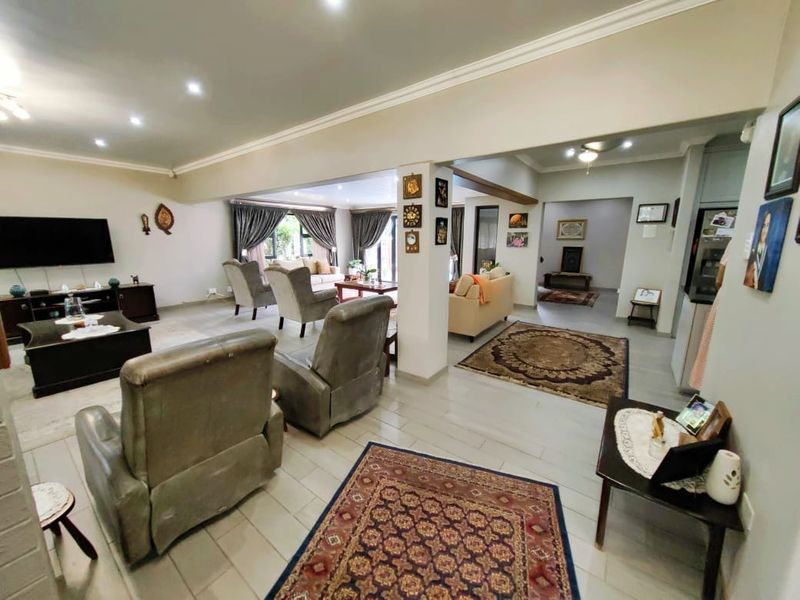 Family Home with a 2 Bedroom Flat in Grimbeeck Park! - Photo 2