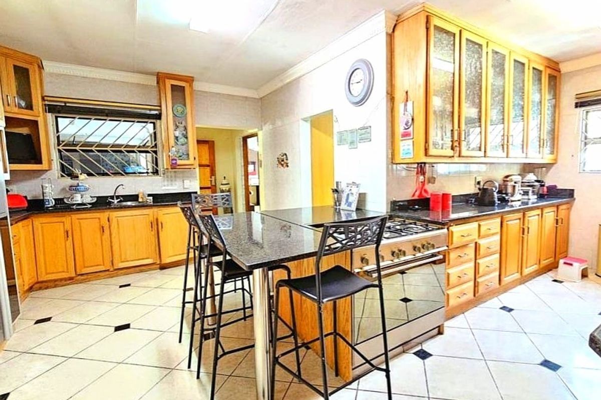 Spacious Family Home in Van Der Hoff Park! - Photo 5