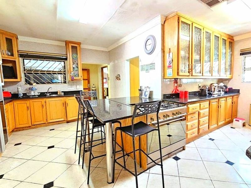 Spacious Family Home in Van Der Hoff Park! - Photo 5