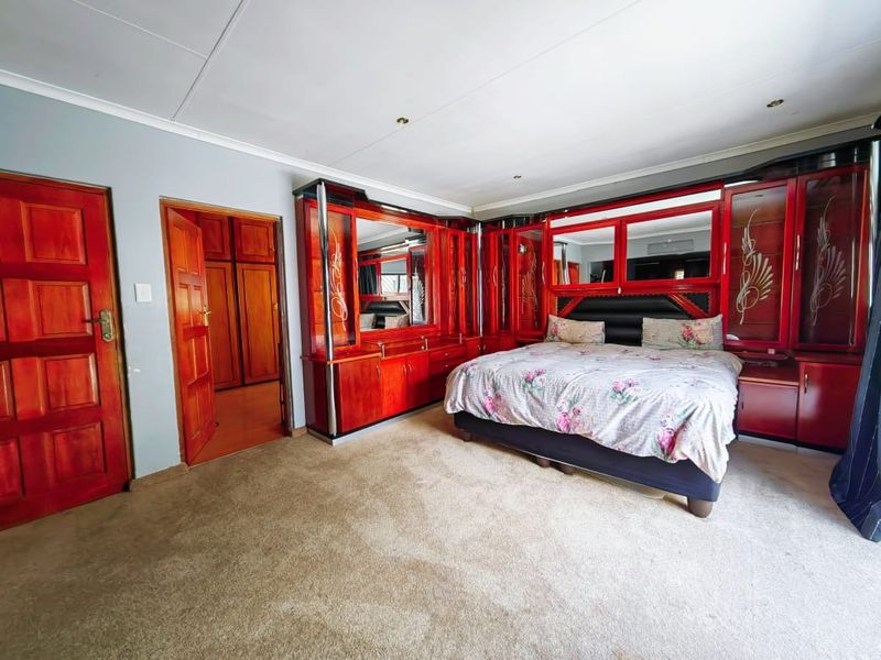 Spacious Family Home in Van Der Hoff Park! - Photo 9