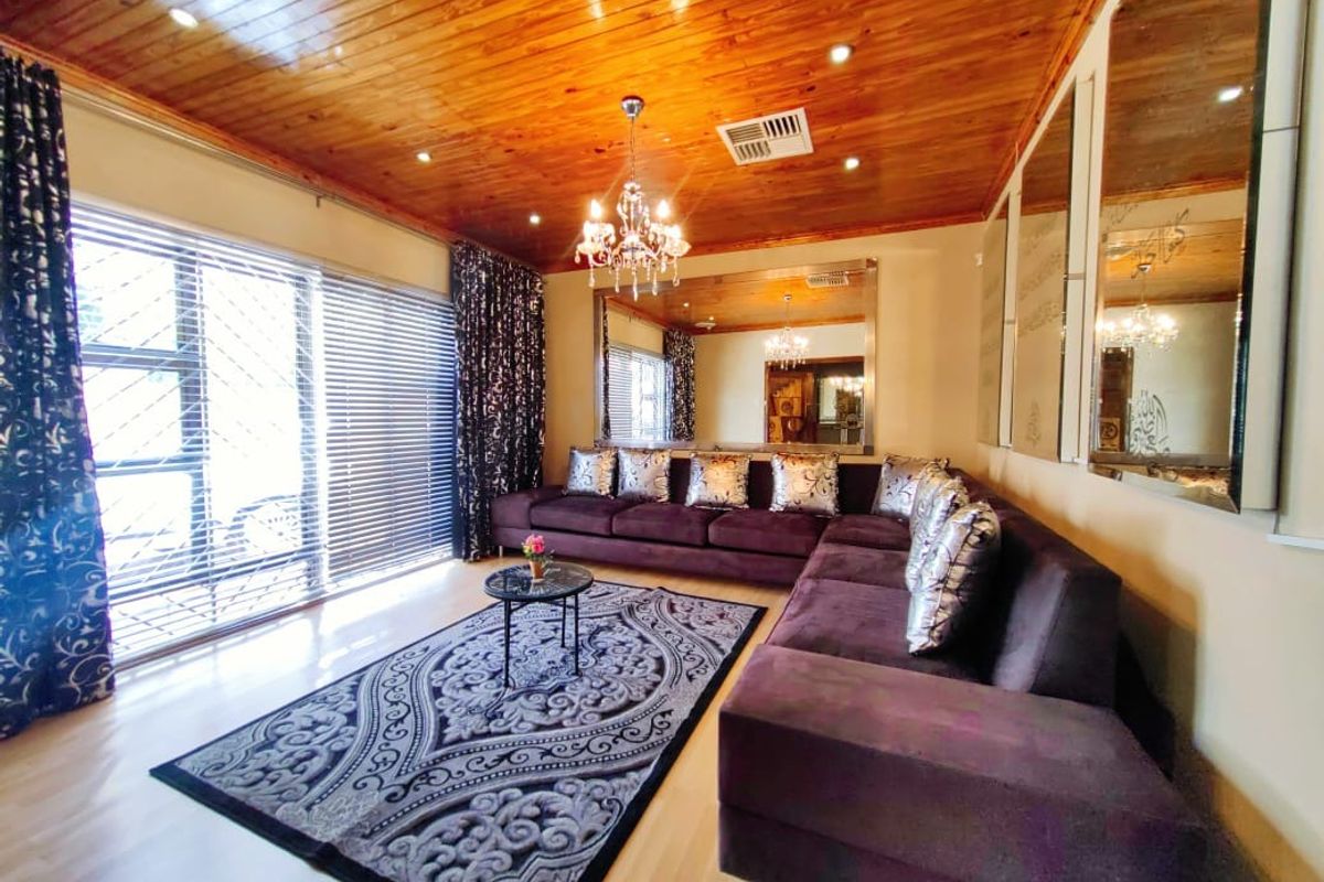 Spacious Family Home in Van Der Hoff Park! - Photo 4