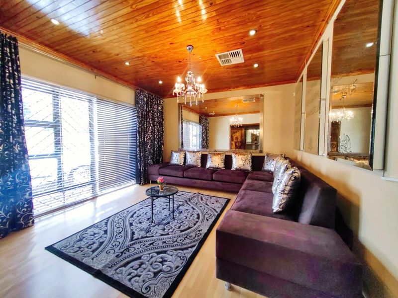 Spacious Family Home in Van Der Hoff Park! - Photo 4