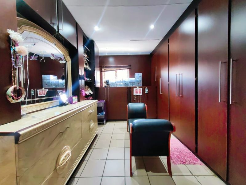 Spacious Family Home in Van Der Hoff Park! - Photo 10