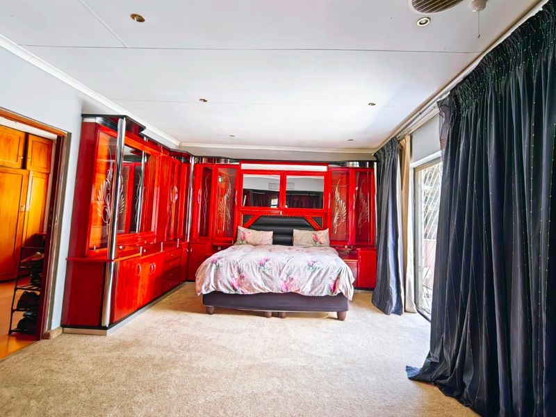 Spacious Family Home in Van Der Hoff Park! - Photo 8