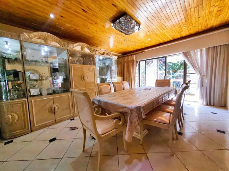 Spacious Family Home in Van Der Hoff Park! - Photo 7