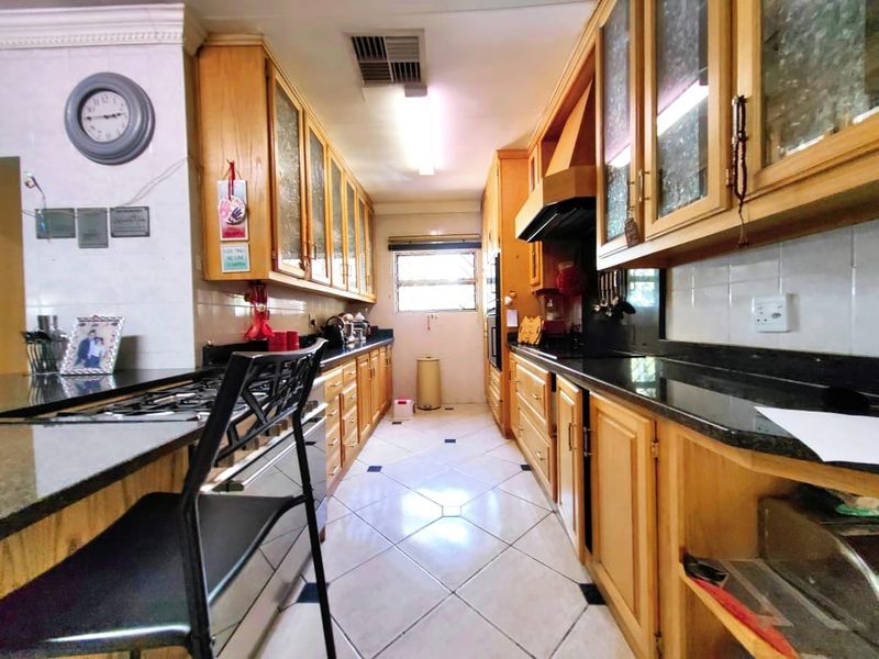 Spacious Family Home in Van Der Hoff Park! - Photo 6