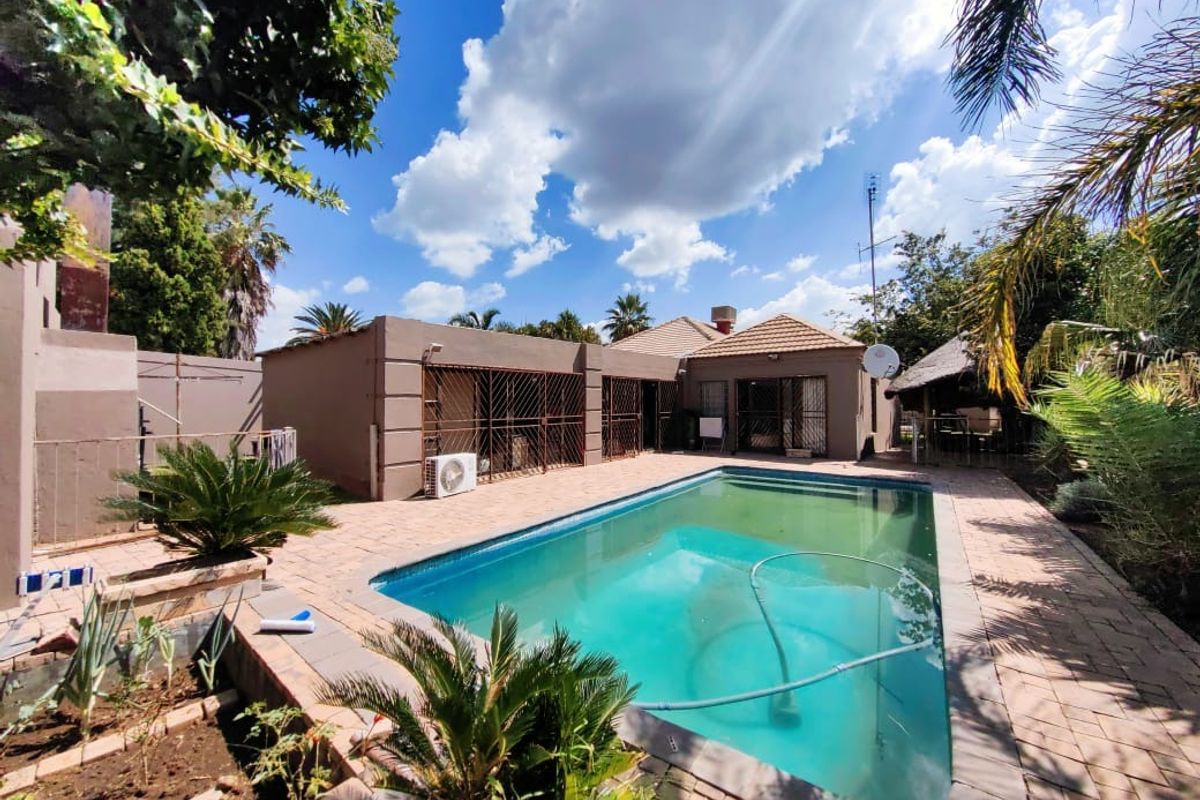 Spacious Family Home in Van Der Hoff Park! - Photo 2