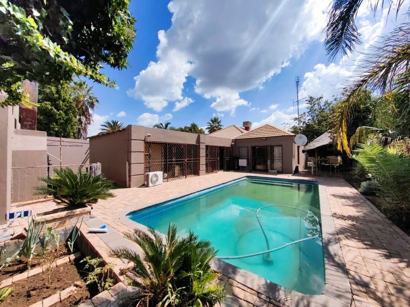 Spacious Family Home in Van Der Hoff Park! - Photo 2