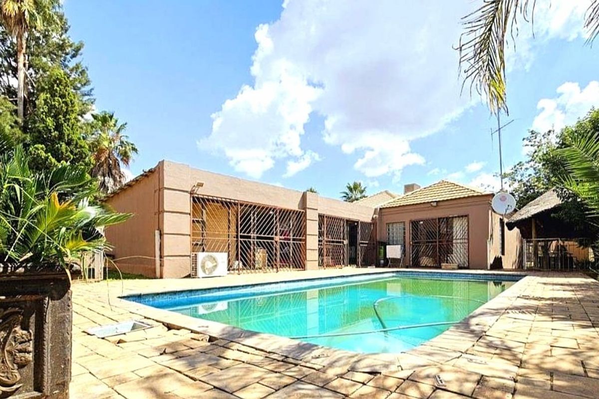 Spacious Family Home in Van Der Hoff Park! - Photo 3