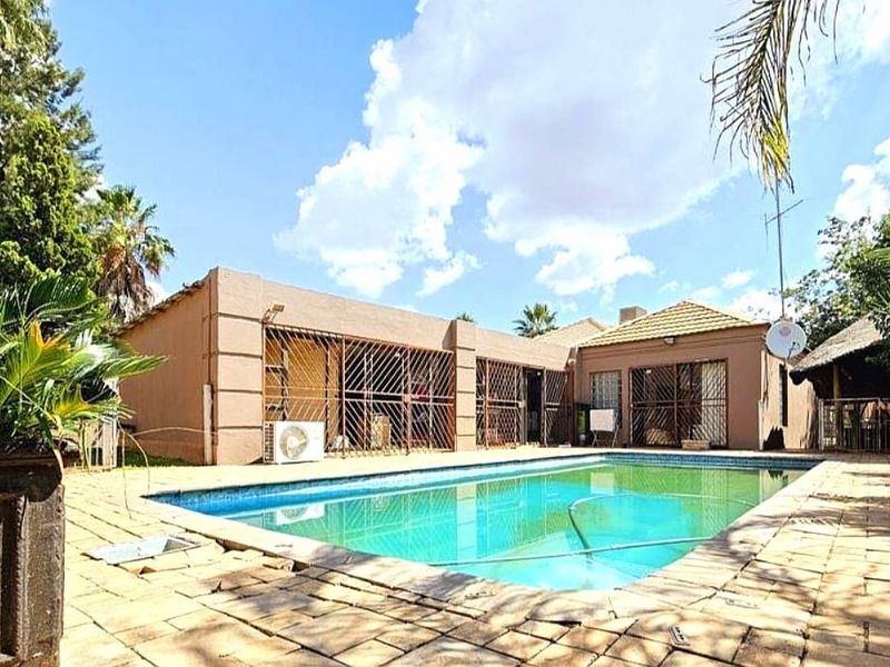 Spacious Family Home in Van Der Hoff Park! - Photo 3