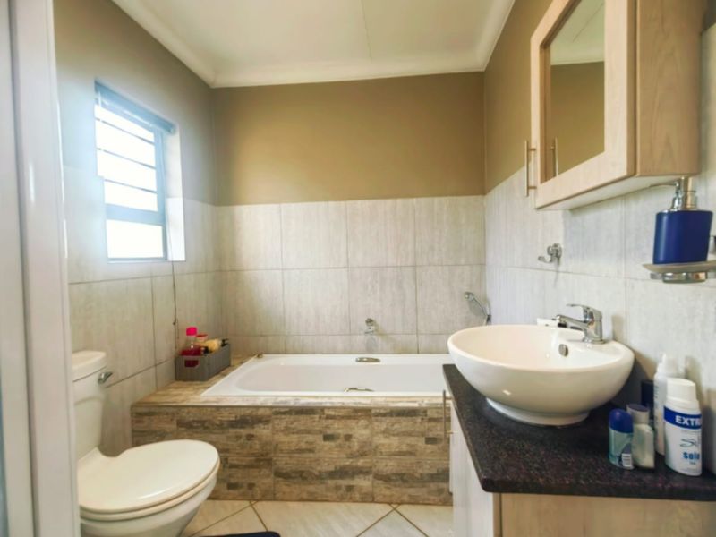 Newly Built Townhouse in Grimbeeck Park! - Photo 8