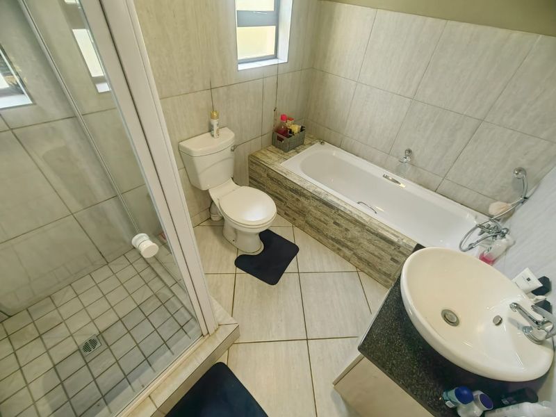 Newly Built Townhouse in Grimbeeck Park! - Photo 9