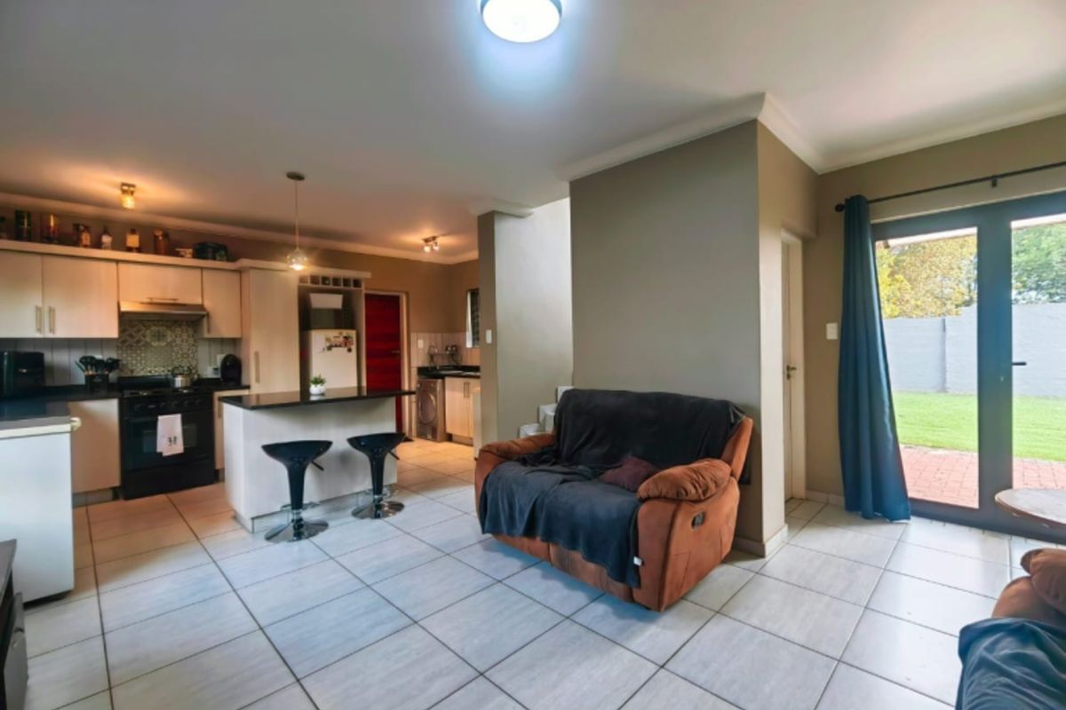 Newly Built Townhouse in Grimbeeck Park! - Photo 3