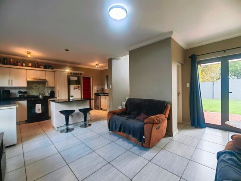 Newly Built Townhouse in Grimbeeck Park! - Photo 3