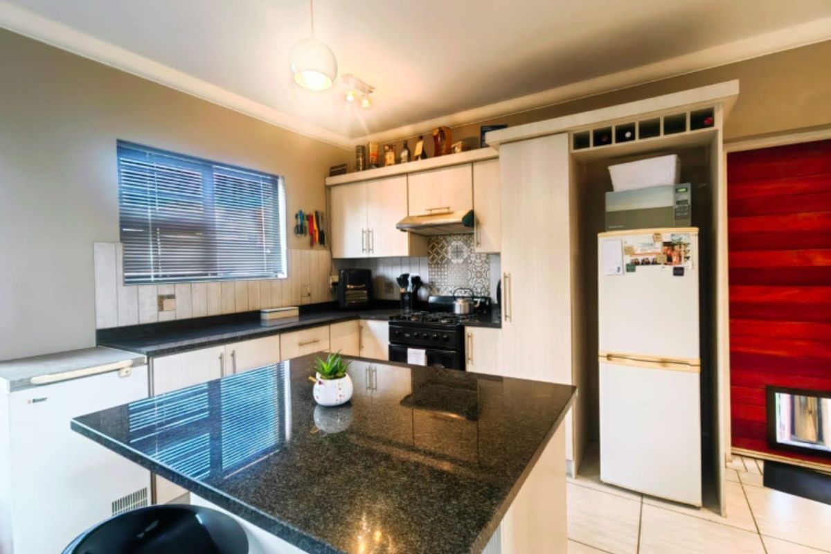 Newly Built Townhouse in Grimbeeck Park! - Photo 5