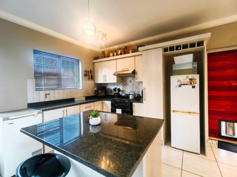 Newly Built Townhouse in Grimbeeck Park! - Photo 5