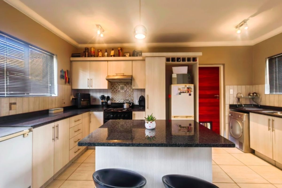 Newly Built Townhouse in Grimbeeck Park! - Photo 4