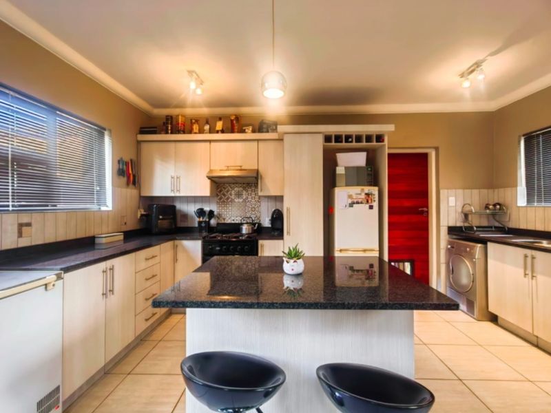 Newly Built Townhouse in Grimbeeck Park! - Photo 4