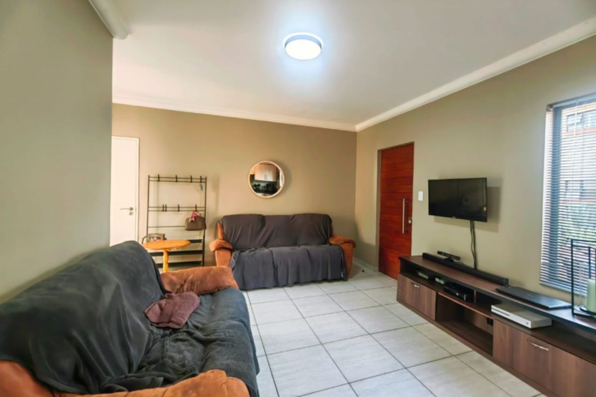 Newly Built Townhouse in Grimbeeck Park! - Photo 2