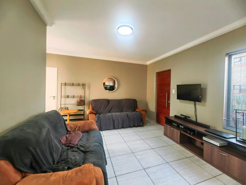 Newly Built Townhouse in Grimbeeck Park! - Photo 2