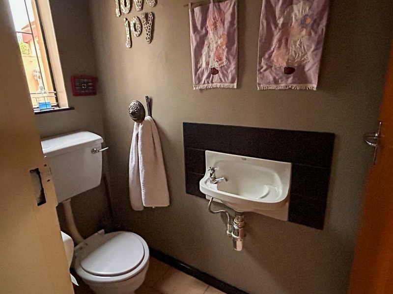 Townhouse centrally located - Photo 8