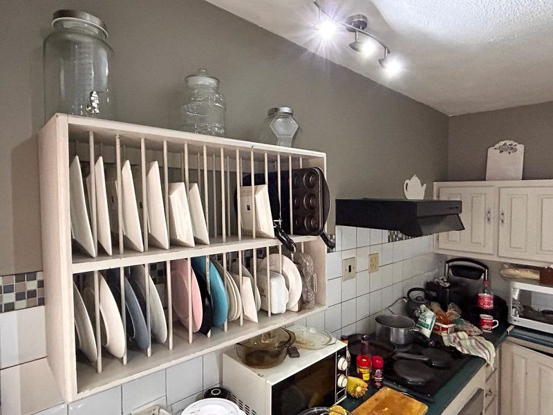 Townhouse centrally located - Photo 6