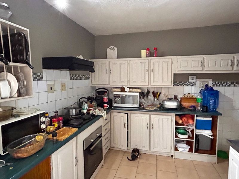 Townhouse centrally located - Photo 5