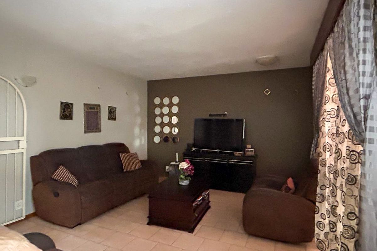 Townhouse centrally located - Photo 4