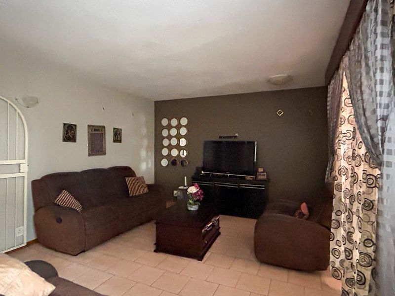 Townhouse centrally located - Photo 4