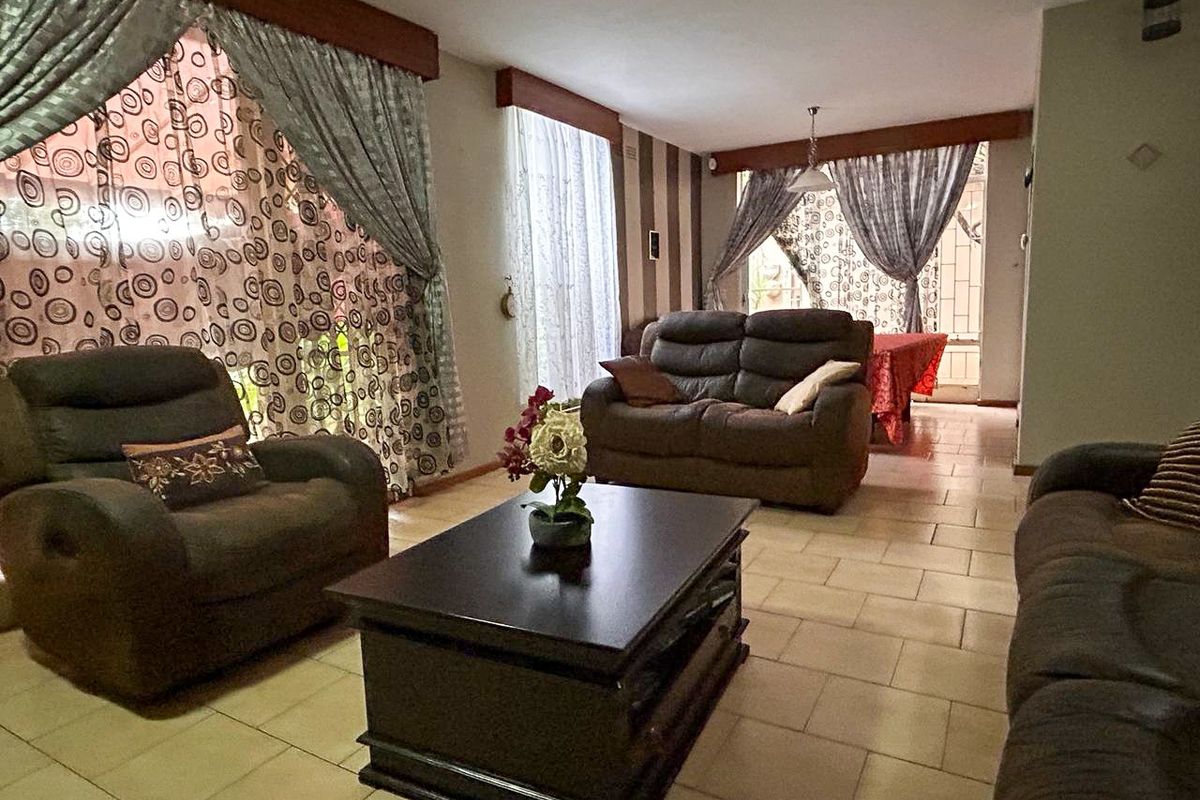 Townhouse centrally located - Photo 3