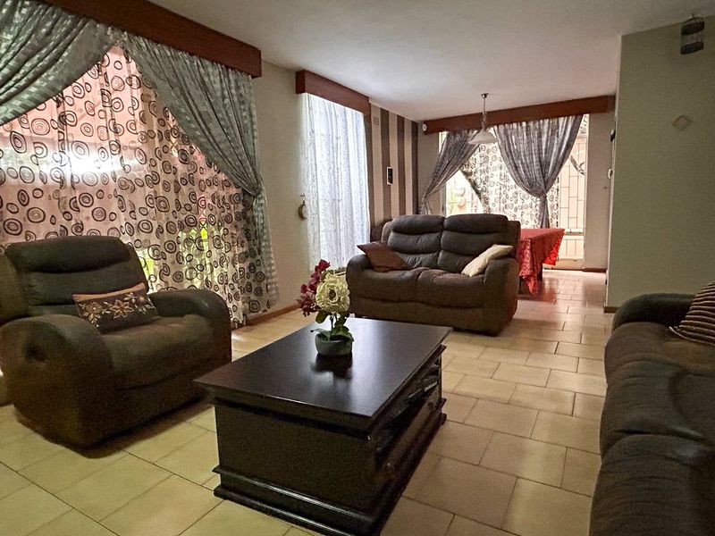 Townhouse centrally located - Photo 3