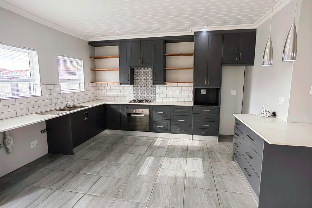 Townhouse in a Secure Estate! - Photo 2