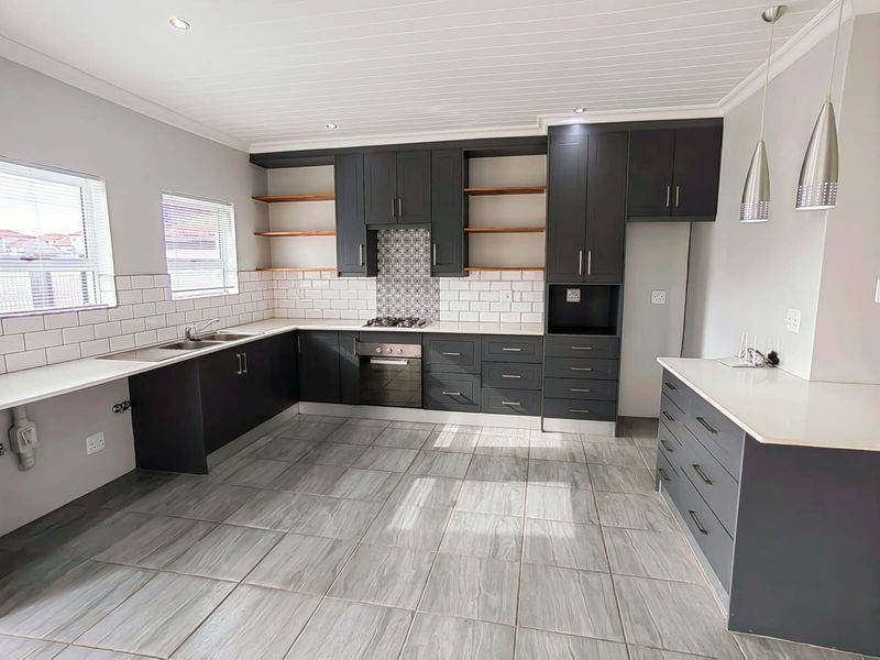 Townhouse in a Secure Estate! - Photo 2