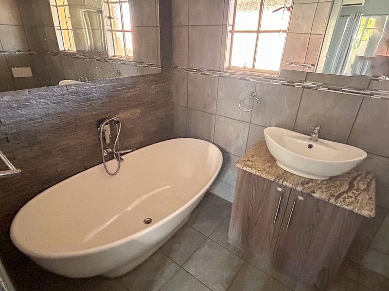 Villa Louanne epitomizes modern living - Photo 10