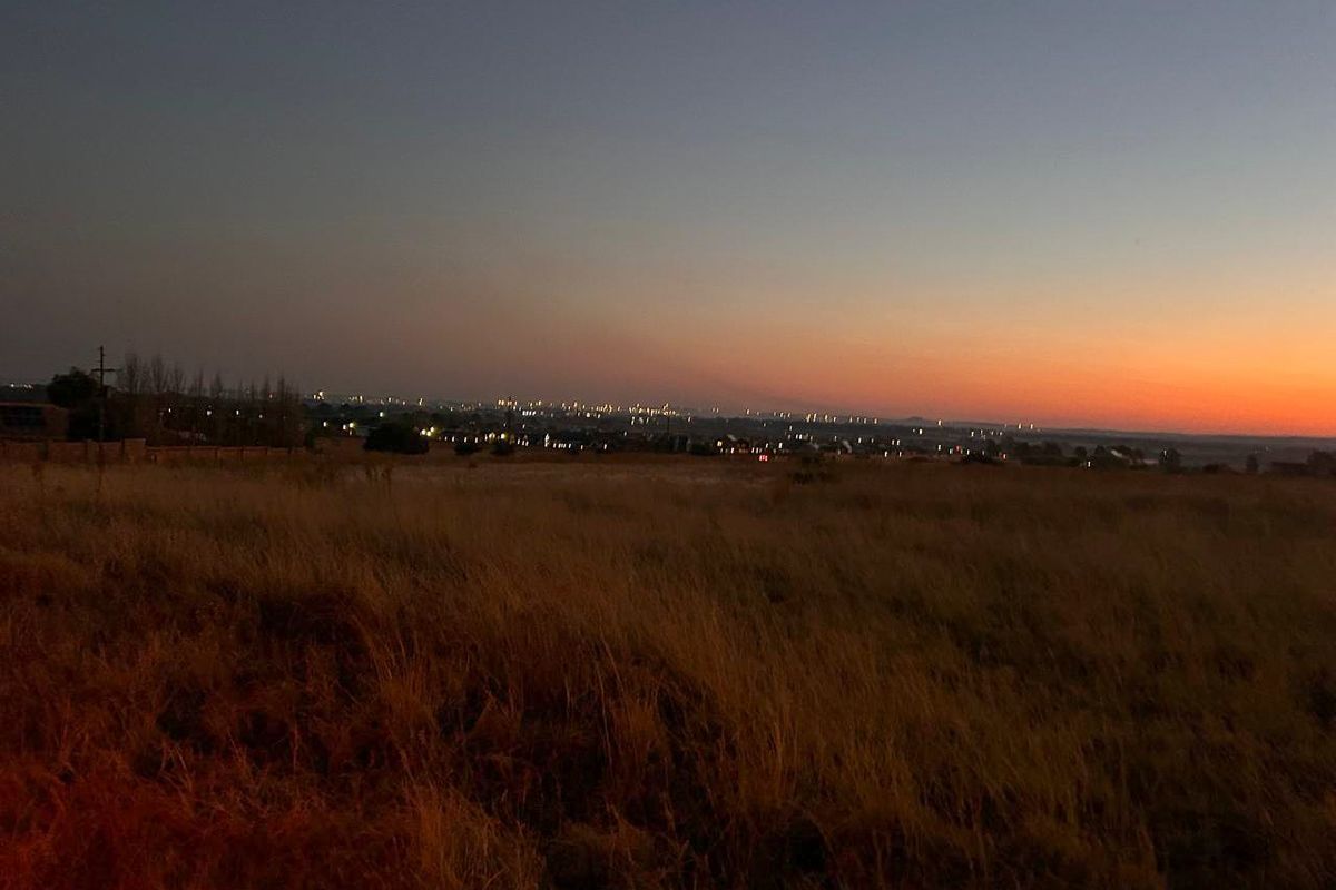 Vacant stand nestled amidst nature - Photo 3