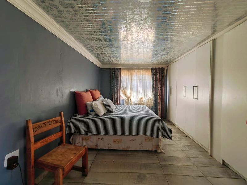 Family Home in Ikageng - Photo 10