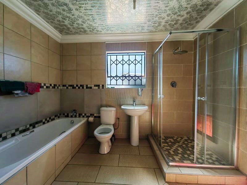 Family Home in Ikageng - Photo 9