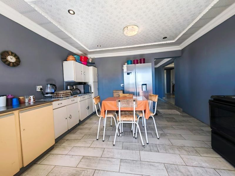 Family Home in Ikageng - Photo 6