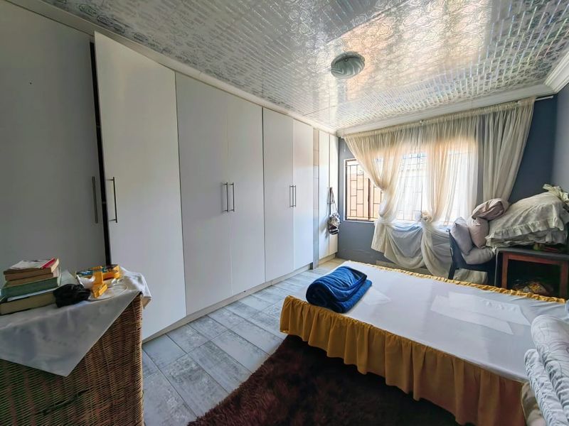 Family Home in Ikageng - Photo 8