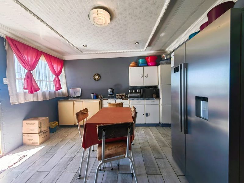 Family Home in Ikageng - Photo 7