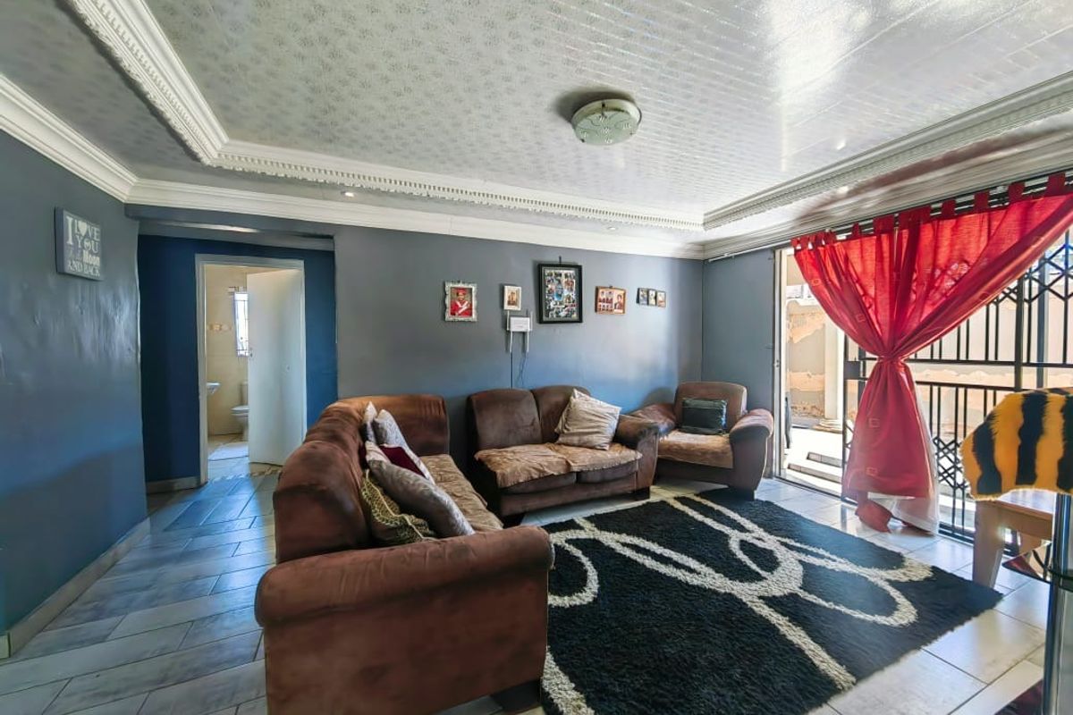 Family Home in Ikageng - Photo 2