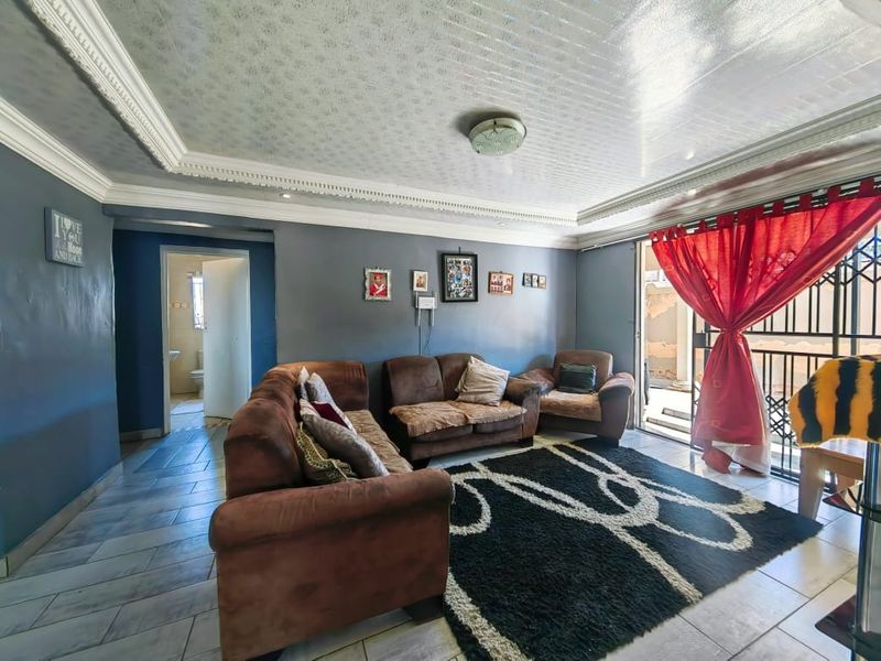 Family Home in Ikageng - Photo 2