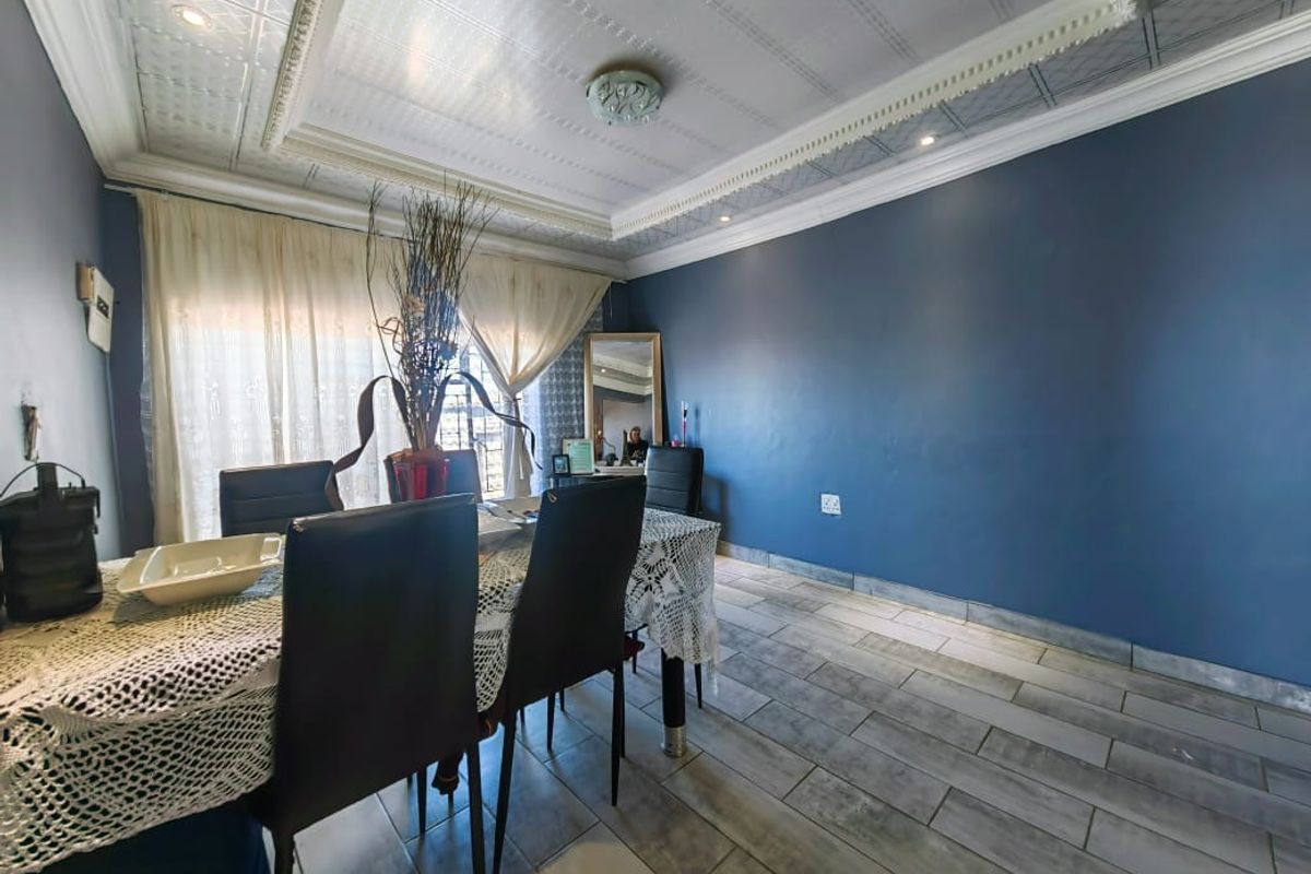 Family Home in Ikageng - Photo 5