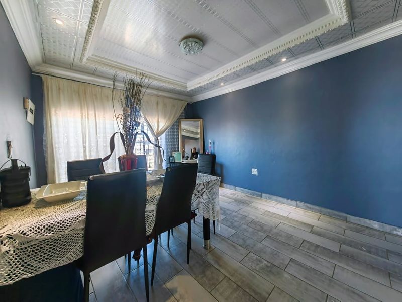 Family Home in Ikageng - Photo 5